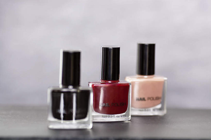 无人,横图,室内,特写,白天,正面,静物,一排,阴影,灰色背景,整齐,装饰,反射,影子,指甲油,排列,摄影,影棚,华丽,修饰,点缀,队列,三瓶,衬托,美观,雅致,雅观,彩图,影棚拍摄,拍摄