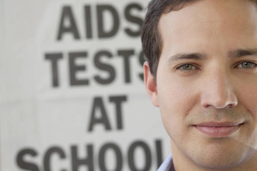 西方人,脸,头,脸颊,一个人,笑,微笑,横图,室内,特写,白天,正面,欧洲,欧洲人,仅一个男性,仅一个人,仅一个中年男性,英文,标志,文字,字符,字母,墙,注视,标识,墙壁,墙面,观察,看,观看,英文字母,察看,疾病,关注,艾滋病,传染,传染病,HIV病毒,后天性免疫缺陷症候群,获得性免疫缺陷综合症,流行症,慢性病,人类免疫缺陷病毒,症候群,综合症,致命,艾滋,艾滋病病毒,男人,男性,中年男性,白种人,头部,脸部,脸蛋,面部,半身,彩图,感染