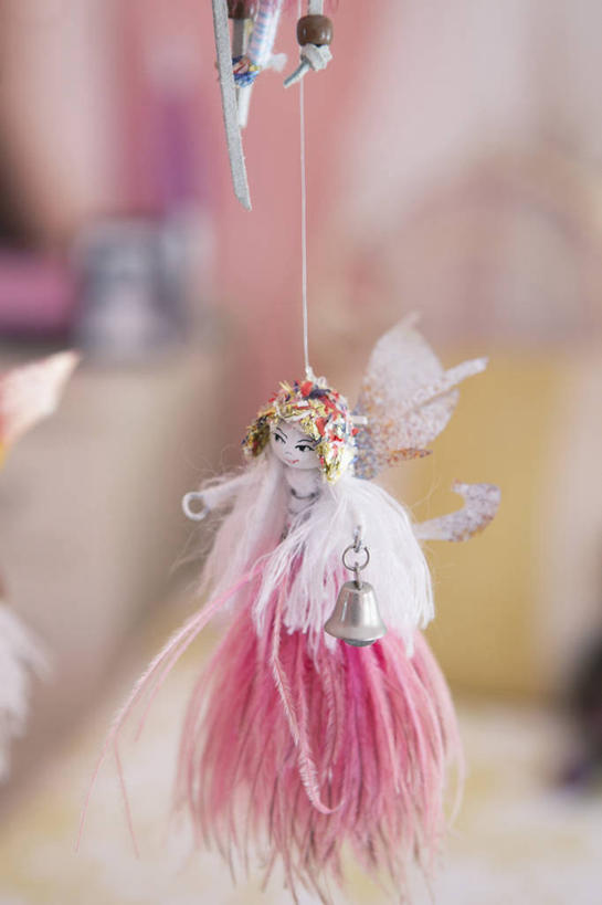 无人,竖图,俯视,室内,特写,白天,游戏,床,卧室,静物,玩具,吊挂,悬挂,朦胧,模糊,墙,床单,挂,玩,娱乐,被子,墙壁,墙面,粉色,休闲,益智,单人床,活动,仙女,被单,发泄,消遣,智力,宣泄,玩耍,嬉戏,彩图,高角度拍摄,睡房,卧房,转铃,婴儿玩具,挂铃,床头转铃,床铃