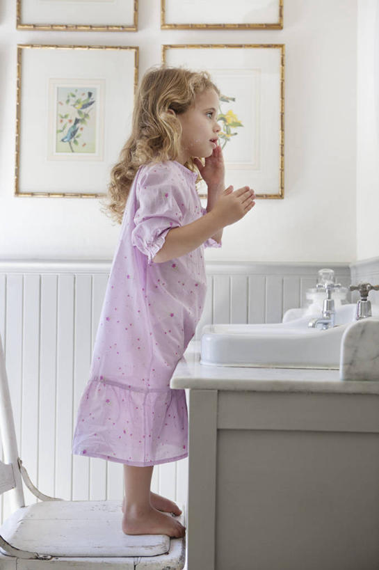 西方人,儿童,一个人,站,竖图,室内,白天,侧面,裙子,纯洁,卫生间,浴室,椅子,欧洲,欧洲人,仅一个女性,仅一个人,握,连衣裙,睡衣,水槽,水龙头,牙刷,木椅,墙,拿,拿着,注视,光脚,水斗,刷牙,开关,墙壁,墙面,小孩,白色,日用品,打开,观察,看,清洁,站着,仅一个小孩,赤脚,可爱,童年,童趣,握着,洗漱用品,观看,阀门,察看,卫生,开启,关注,童真,烂漫,无邪,寝衣,水咀,天真,女孩,女人,女性,白种人,孩子,淋浴房,站立,彩图,全身,冲凉房,沐浴间,沐浴室,女生