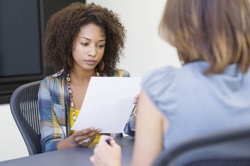 西方人,背部,两个人,同事,商务人士,商务女性,办公室,坐,横图,室内,白天,正面,成功,合作,团队,集体,信心,家具,桌子,项链,椅子,欧洲,非洲,黑人,欧洲人,握,阴影,套装,服装,反射,材料,档案,文件,影子,纸,办公桌,拿,拿着,注视,休闲装,队伍,装饰品,衣服,会议椅,饰品,手稿,首饰,资料,观察,看,休闲,休闲服,握着,服饰,观看,面试,办公椅,证明,察看,领导,成就,关注,文档,商务装,合伙,领袖,工薪阶层,办公家具,商务椅,培训椅,年轻女性,女人,女性,白种人,非洲人,白领,上班族,坐着,半身,彩图,口试