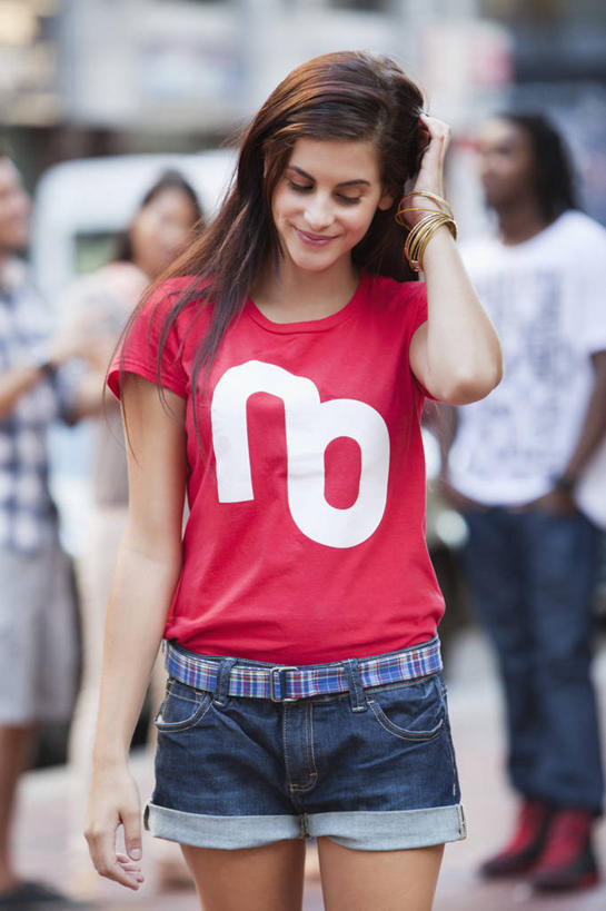 西方人,一个人,站,笑,摸,微笑,竖图,室外,白天,正面,道路,路,欧洲,欧洲人,仅一个年轻女性,仅一个女性,仅一个人,抚摸,短裤,服装,裤子,朦胧,模糊,小路,交通,注视,休闲装,腰带,衣服,红色,低头,观察,看,站着,休闲,休闲服,服饰,观看,皮带,察看,关注,热裤,配饰,裤带,垂头,年轻女性,女人,女性,白种人,触摸,接触,站立,半身,彩图,超短裤