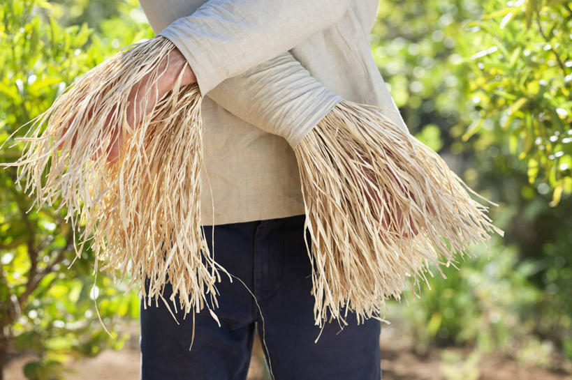 西方人,手,一个人,农场,站,横图,室外,特写,白天,正面,畜牧业,牧场,欧洲,欧洲人,双手,仅一个男性,仅一个人,阴影,服装,朦胧,模糊,光线,影子,稻草,休闲装,稻草人,仅一个年轻男性,衣服,阳光,站着,休闲,手部,休闲服,服饰,畜牧,牧业,偶人,男人,男性,年轻男性,白种人,站立,半身,彩图