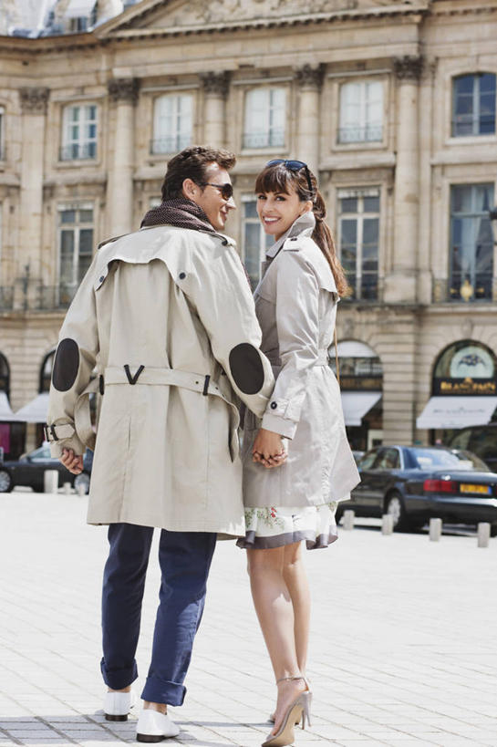 西方人,中年人,两个人,家庭,夫妻,家,走,握手,竖图,室外,白天,爱情,度假,美景,窗户,城市风光,城市,法国,巴黎,欧洲,欧洲人,服装,墨镜,眼镜,房屋,墙,屋子,景观,公寓,首都,浪漫,扭头,注视,休闲装,娱乐,洋房,楼房,玻璃窗,墙壁,墙面,住宅,背面,衣服,太阳镜,太阳眼镜,观察,看,转头,享受,休闲,温暖,温馨,一家人,休闲服,遮阳镜,景色,恩爱,放松,恋人,服饰,观看,和睦,察看,关注,法兰西共和国,法兰西第五共和国,法兰西岛,法兰西岛大区,凡登广场,凡顿广场,凡多姆广场,芳登广场,旺多姆广场,男人,男性,女人,女性,中年男性,中年女性,白种人,夫妇,情侣,步行,搀手,拉手,散步,手搀手,手拉手,手牵手,手握手,走路,彩图,全身,房子,巴黎省,巴黎市,伴侣,融洽