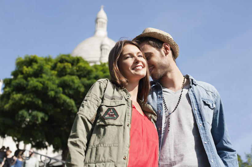 西方人,两个人,家庭,夫妻,教堂,站,笑,微笑,露齿笑,横图,室外,白天,仰视,爱情,旅游,度假,植物,标志建筑,地标,建筑,帽子,法国,巴黎,欧洲,欧洲人,阴影,服装,节日,光线,影子,浪漫,注视,休闲装,文化,娱乐,建设,树,树木,衣服,蓝色,绿色,蓝天,天空,阳光,自然,遮阳帽,天,观察,看,靠,靠着,祈祷,倚靠,站着,享受,休闲,健康,温暖,温馨,一家人,休闲服,旅游胜地,恩爱,放松,许愿,恋人,宗教,服饰,信仰,生长,晴朗,成长,观看,纪念,祈求,和睦,察看,倚着,基督教,关注,天主教,信念,万里无云,法兰西共和国,蒙马特,圣心教堂,圣心堂,法兰西第五共和国,蒙马特区,平安,男人,男性,年轻男性,年轻女性,女人,女性,白种人,年轻人,夫妇,情侣,晴空,晴空万里,站立,半身,彩图,低角度拍摄,大教堂,礼拜堂,蒙马特高地,伴侣,融洽