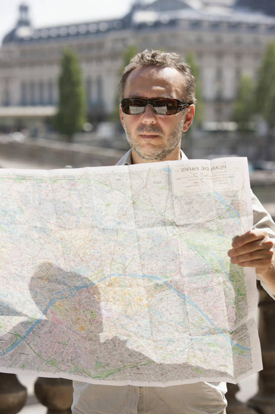 西方人,一个人,站,竖图,室外,白天,正面,旅游,度假,植物,标志建筑,道路,地标,建筑,地图,法国,巴黎,欧洲,欧洲人,仅一个男性,仅一个人,仅一个中年男性,一副,握,阴影,服装,光线,信息,墨镜,眼镜,影子,交通,首都,注视,休闲装,方向,娱乐,建设,树,树木,衣服,绿色,阳光,自然,太阳镜,太阳眼镜,观察,看,站着,享受,休闲,休闲服,遮阳镜,旅游胜地,放松,握着,服饰,生长,成长,观看,引导,指引,一份,察看,关注,法兰西共和国,杜乐丽花园,法兰西第五共和国,法兰西岛,法兰西岛大区,男人,男性,中年男性,白种人,站立,半身,彩图,巴黎省,巴黎市,导航