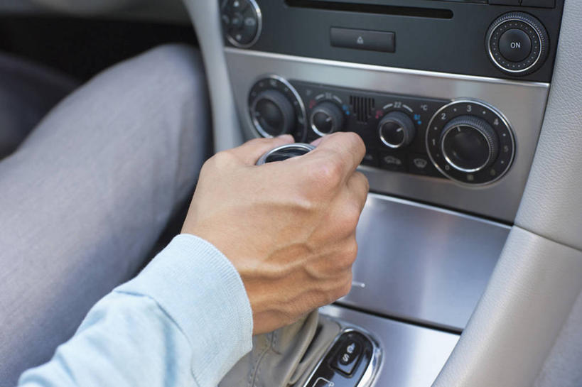 西方人,手,一个人,横图,俯视,室内,特写,白天,衬衫,零件,电路,汽车,欧洲,欧洲人,仅一个男性,仅一个人,仅一个中年男性,一辆,关闭,握,阴影,反射,工具,影子,开关,车,按钮,交通工具,轿车,打开,手部,握着,单手,开启,载具,变速杆,闭合,男人,男性,中年男性,白种人,半身,彩图,高角度拍摄,衬衣,变速