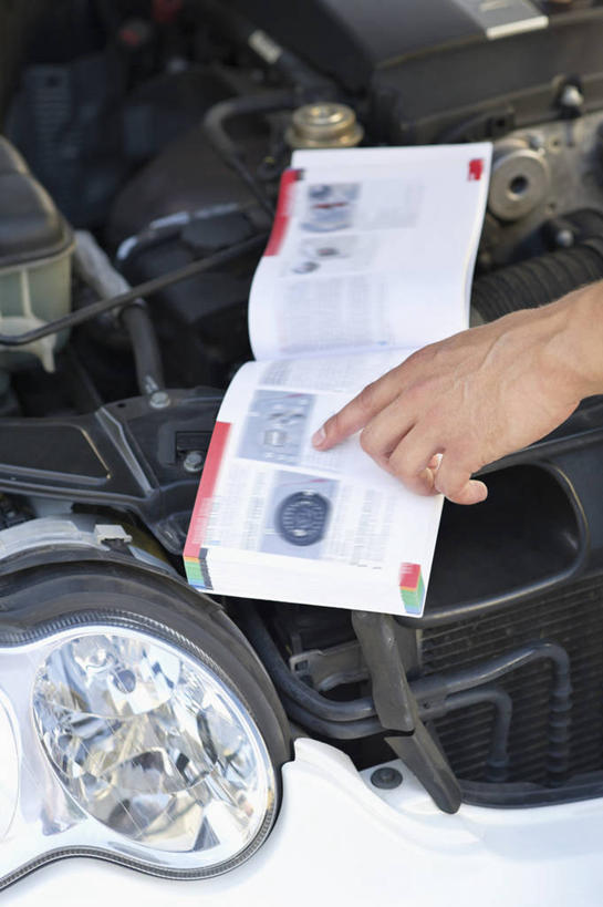 西方人,手,一个人,竖图,俯视,室外,特写,白天,机器,汽车,照明,欧洲,欧洲人,仅一个男性,仅一个人,仅一个中年男性,一本,一辆,指,阴影,光线,影子,指点,车,灯,阳光,灯具,交通工具,轿车,手部,发动机,机械,单手,照亮,马达,说明书,指向,照明设备,载具,抛锚,前照灯,前大灯,车前灯,电动机,男人,男性,中年男性,白种人,半身,彩图,高角度拍摄