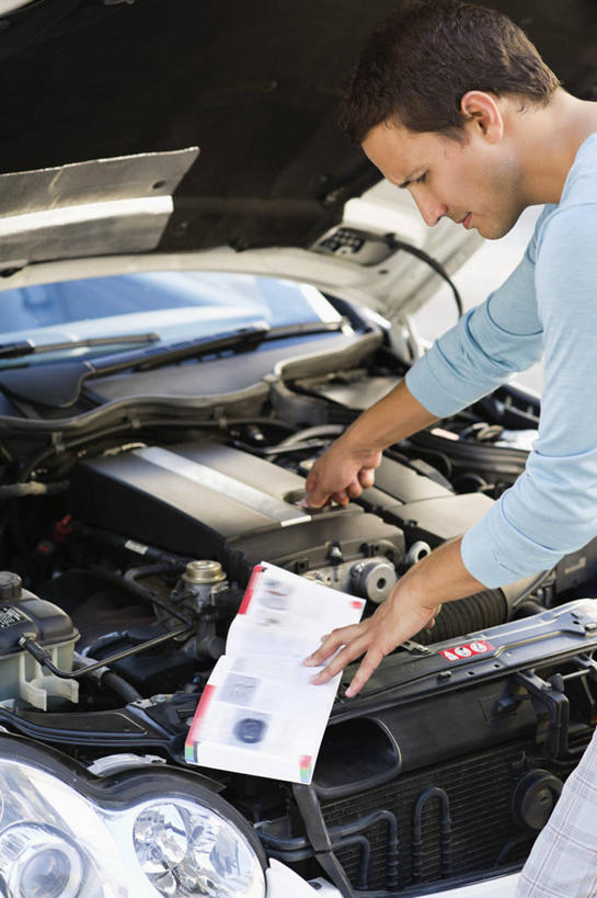 西方人,一个人,竖图,室外,白天,侧面,机器,汽车,照明,欧洲,欧洲人,仅一个男性,仅一个人,仅一个中年男性,一本,一辆,握,阴影,服装,光线,影子,注视,休闲装,车,灯,衣服,阳光,灯具,交通工具,轿车,低头,观察,看,休闲,休闲服,发动机,机械,握着,服饰,观看,照亮,马达,说明书,察看,照明设备,关注,载具,抛锚,前照灯,前大灯,车前灯,电动机,男人,男性,中年男性,白种人,半身,彩图