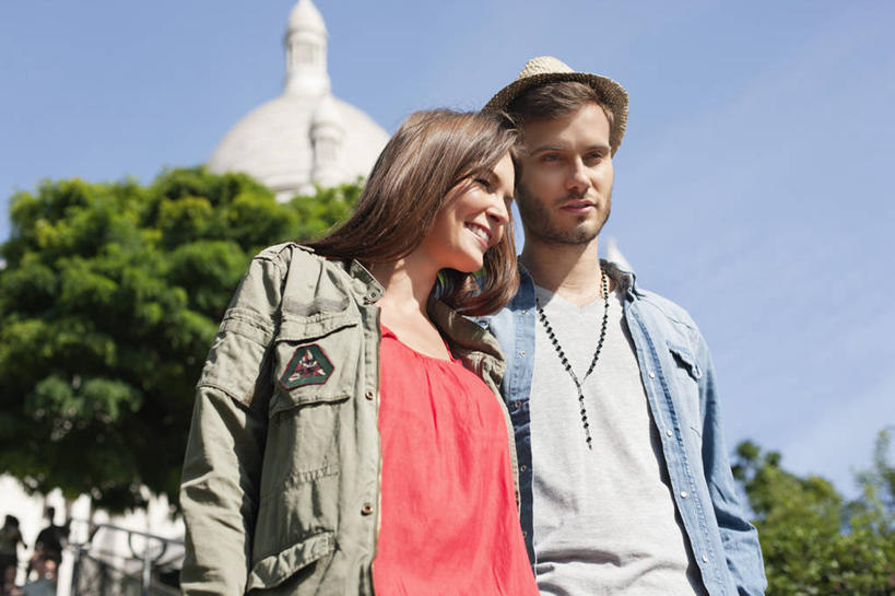 西方人,两个人,家庭,夫妻,教堂,站,笑,微笑,露齿笑,横图,室外,白天,仰视,爱情,旅游,度假,植物,标志建筑,地标,建筑,帽子,项链,法国,巴黎,欧洲,欧洲人,阴影,服装,节日,光线,影子,浪漫,注视,休闲装,文化,娱乐,建设,装饰品,树,树木,衣服,蓝色,绿色,蓝天,天空,阳光,自然,饰品,首饰,遮阳帽,天,观察,看,靠,靠着,祈祷,站着,享受,休闲,健康,温暖,温馨,一家人,休闲服,旅游胜地,恩爱,放松,许愿,恋人,宗教,服饰,信仰,生长,晴朗,成长,观看,纪念,祈求,和睦,察看,关注,信念,万里无云,法兰西共和国,蒙马特,圣心教堂,圣心堂,法兰西第五共和国,蒙马特区,平安,男人,男性,年轻男性,年轻女性,女人,女性,白种人,夫妇,情侣,晴空,晴空万里,站立,半身,彩图,低角度拍摄,大教堂,礼拜堂,蒙马特高地,伴侣,融洽