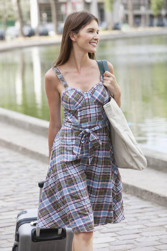 西方人,一个人,走,笑,微笑,露齿笑,竖图,室外,白天,正面,裙子,河流,水,欧洲,欧洲人,仅一个年轻女性,仅一个女性,仅一个人,阴影,波纹,连衣裙,朦胧,模糊,光线,包,影子,河水,水流,涟漪,拎,扭头,注视,水纹,阳光,容器,箱子,波浪,观察,看,转头,观看,储藏,吊带裙,单肩包,察看,药箱,储存,关注,水晕,年轻女性,女人,女性,白种人,步行,散步,走路,半身,彩图,贮存,拎着