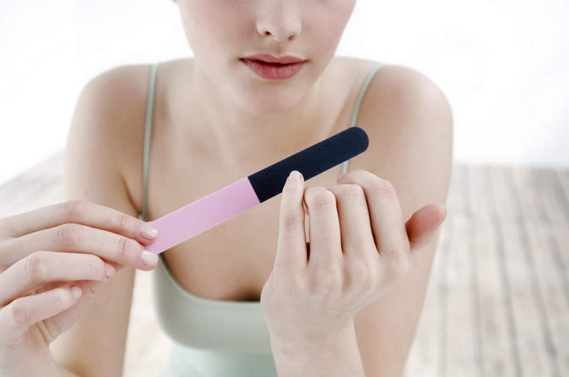 西方人,脸,头,脸颊,手,一个人,横图,室内,特写,白天,正面,地板,吊带,金属制品,欧洲,欧洲人,双手,仅一个年轻女性,仅一个女性,仅一个人,握,阴影,服装,朦胧,模糊,反射,金属,工具,影子,墙,地面,吊带衫,肩膀,木地板,墙壁,墙面,一个,衣服,绿色,白色,手部,美甲,握着,服饰,单个,锉刀,衣着,穿着,指甲锉,摩擦,衣饰,锉子,美甲工具,尤物,年轻女性,女人,女性,白种人,头部,脸部,脸蛋,面部,半身,彩图,佳丽,丽人,美人