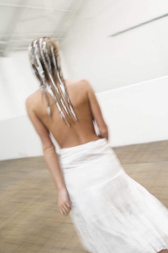 西方人,一个人,站,竖图,室内,白天,白色背景,美发,欧洲,欧洲人,仅一个年轻女性,仅一个女性,仅一个人,纺织物,裸露,背面,白色,毛巾,清洁,站着,享受,休闲,放松,摄影,影棚,保暖,染发,裸,透气,防水,储水,耐磨,吸水,年轻女性,女人,女性,白种人,站立,半身,彩图,影棚拍摄,拍摄,染发膏,染发剂