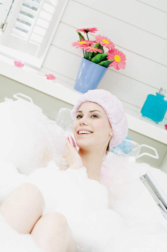 西方人,一个人,躺,笑,摸,微笑,露齿笑,竖图,室内,白天,正面,洗澡,植物,卫生间,浴室,帽子,欧洲,欧洲人,仅一个年轻女性,仅一个女性,仅一个人,抚摸,朦胧,模糊,盛开,泡沫,盆栽,浴帽,墙,盆景,花蕾,注视,干净,墙壁,墙面,花,花瓣,花朵,鲜花,绿色,白色,自然,浴缸,花苞,花蕊,观察,看,清洁,享受,健康,放松,保健,生长,成长,观看,察看,卫生,关注,卫浴设备,泡汤,水管装置,防水帽,卧着,年轻女性,女人,女性,白种人,淋浴房,触摸,接触,躺着,卧,半身,彩图,沐浴,冲凉房,沐浴间,沐浴室