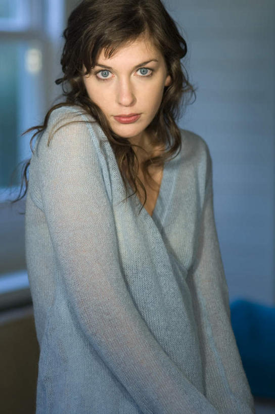 西方人,一个人,站,竖图,室内,白天,侧面,窗户,欧洲,欧洲人,仅一个年轻女性,仅一个女性,仅一个人,阴影,服装,朦胧,模糊,反射,影子,墙,注视,休闲装,玻璃窗,墙壁,墙面,衣服,观察,看,站着,休闲,休闲服,服饰,观看,惊恐,察看,关注,惊慌,恐慌,惊骇,年轻女性,女人,女性,白种人,站立,半身,彩图