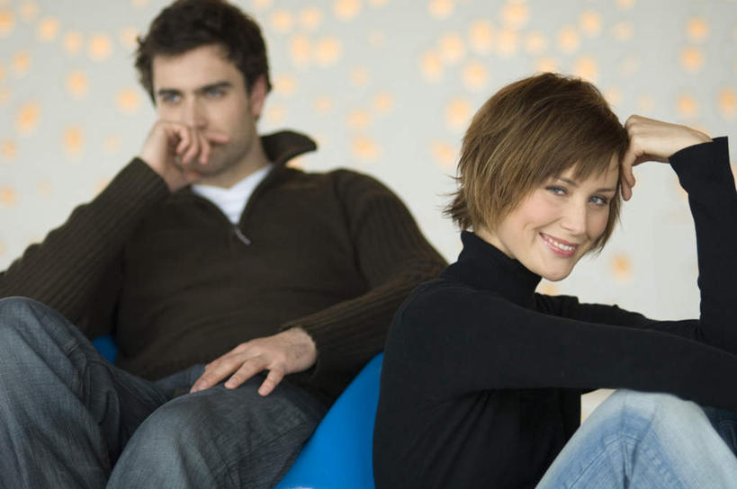 西方人,两个人,家庭,夫妻,客厅,坐,笑,微笑,露齿笑,横图,室内,白天,正面,毛衣,爱情,椅子,照明,欧洲,欧洲人,抱头,撑,服装,裤子,朦胧,模糊,彩灯,塑料,墙,灯光,浪漫,扭头,托腮,注视,牛仔裤,休闲装,墙壁,墙面,灯,衣服,白色,塑料制品,灯具,观察,看,托,转头,休闲,温暖,温馨,一家人,休闲服,恩爱,恋人,服饰,花灯,观看,照亮,和睦,察看,起居室,照明设备,关注,托下巴,线衫,朗诵,捧首,捧头,客堂,男人,男性,年轻男性,年轻女性,女人,女性,白种人,年轻人,夫妇,情侣,坐着,半身,彩图,绒衣,套衫,套头毛衣,线衣,伴侣,融洽