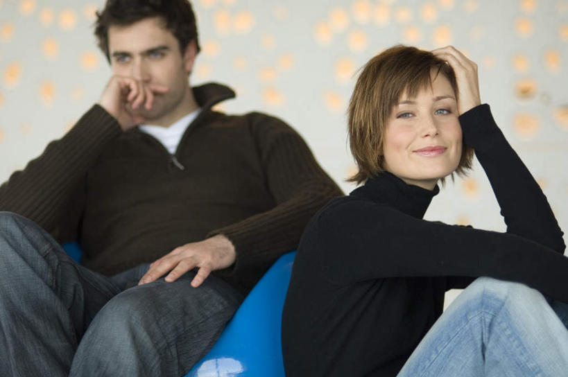 西方人,两个人,家庭,夫妻,客厅,坐,笑,微笑,横图,室内,白天,正面,毛衣,爱情,椅子,照明,欧洲,欧洲人,抱头,撑,服装,裤子,朦胧,模糊,彩灯,塑料,墙,灯光,浪漫,扭头,托腮,注视,牛仔裤,休闲装,墙壁,墙面,灯,衣服,白色,塑料制品,灯具,观察,看,托,转头,休闲,温暖,温馨,一家人,休闲服,恩爱,恋人,服饰,花灯,观看,照亮,和睦,察看,起居室,照明设备,关注,托下巴,线衫,朗诵,捧首,捧头,客堂,男人,男性,年轻男性,年轻女性,女人,女性,白种人,年轻人,夫妇,情侣,坐着,半身,彩图,绒衣,套衫,套头毛衣,线衣,伴侣,融洽