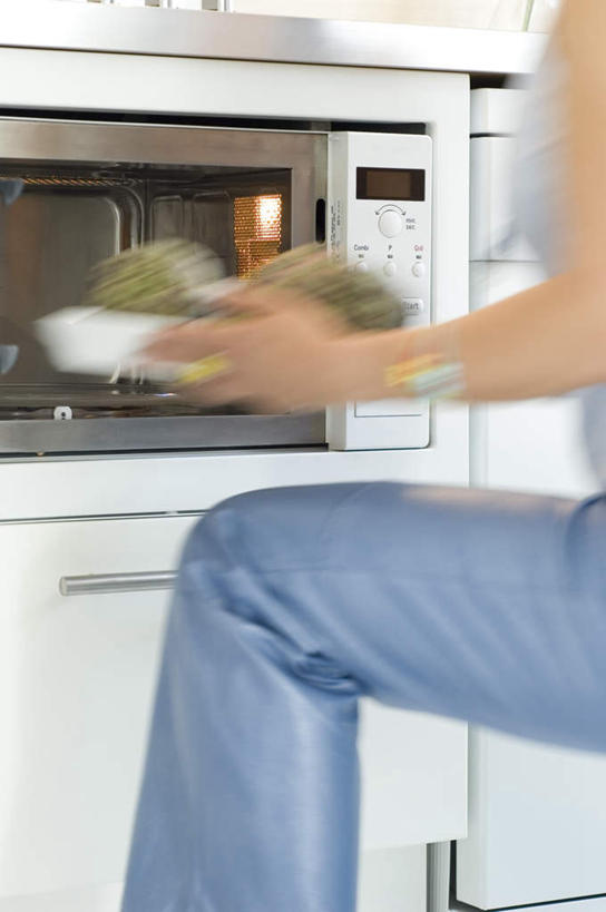 西方人,一个人,蹲,捧,竖图,室内,白天,侧面,烹饪,厨房,厨具,欧洲,欧洲人,仅一个女性,仅一个人,服装,朦胧,模糊,电器,陶瓷,陶瓷制品,休闲装,食物,一个,衣服,蓝色,容器,碗,仅一个中年女性,休闲,休闲服,服饰,单个,储藏,微波炉,家电,家用电器,储存,微波,炊具,烹饪用具,女人,女性,中年女性,白种人,烹调用具,端,端着,蹲着,烹调,捧着,手捧,半身,彩图,灶间,贮存,小家电