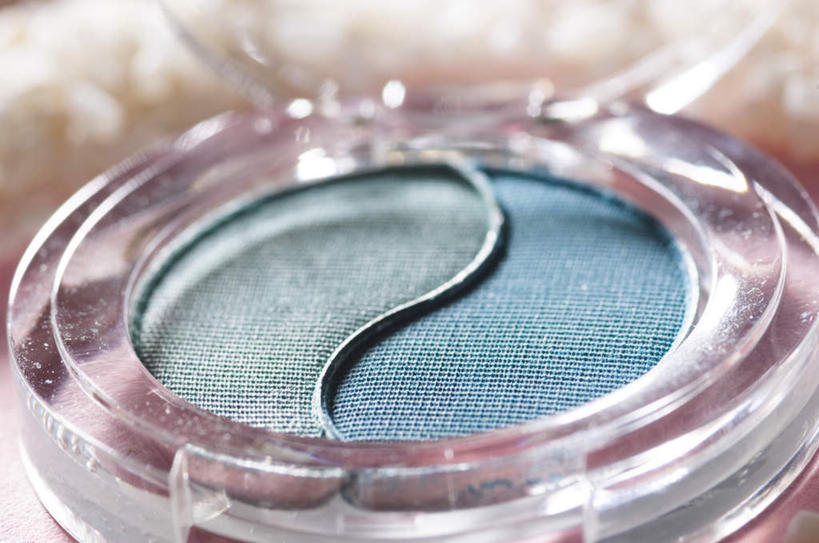 无人,横图,俯视,室内,特写,白天,化妆,美容,静物,护肤,阴影,朦胧,模糊,反射,影子,塑料,盒子,一个,蓝色,容器,塑料制品,保养,享受,休闲,眼影,放松,保健,摄影,影棚,单个,储藏,储存,养颜,彩图,高角度拍摄,影棚拍摄,拍摄,贮存