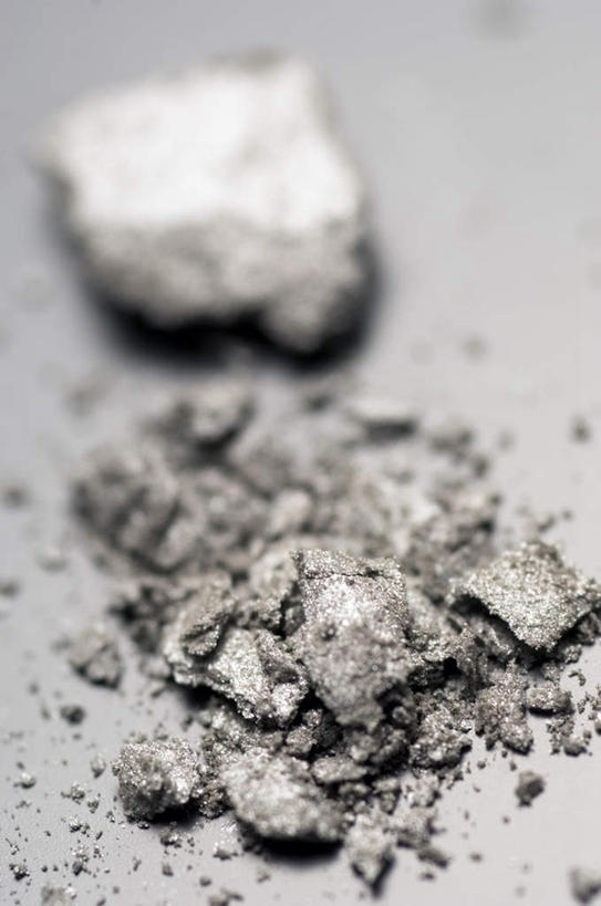 无人,竖图,俯视,室内,特写,白天,静物,一堆,一块,阴影,堆叠,堆积,灰色背景,朦胧,模糊,破碎,反射,粉末,影子,银色,化妆品,粉,腮红,摄影,影棚,堆,破裂,化妆用品,胭脂,摧毁,粉状,粉剂,彩图,高角度拍摄,影棚拍摄,拍摄