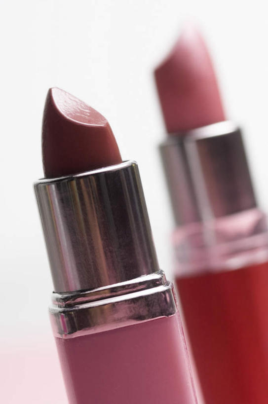 无人,竖图,室内,特写,白天,白色背景,正面,静物,阴影,朦胧,模糊,反射,影子,两个,粉色,红色,唇膏,化妆品,口红,摄影,影棚,化妆用品,唇棒,彩图,影棚拍摄,拍摄