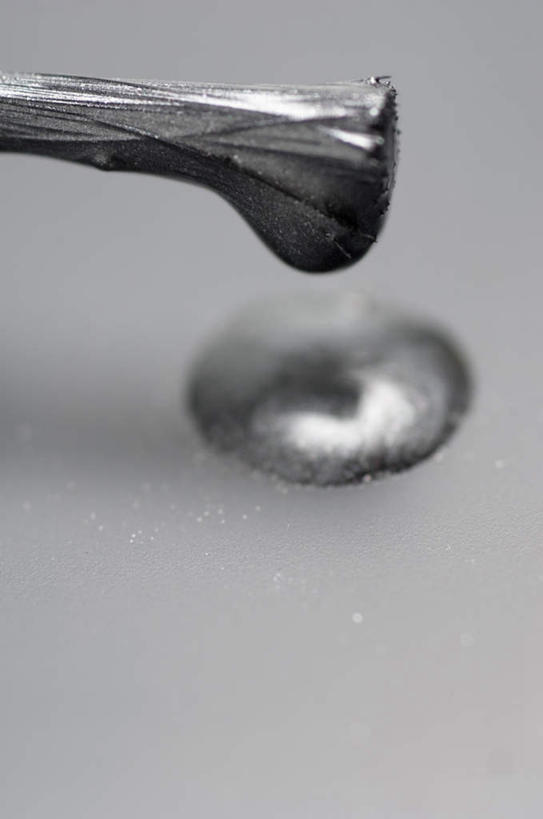 无人,竖图,俯视,室内,特写,白天,静物,阴影,灰色背景,朦胧,模糊,装饰,反射,影子,银色,指甲油,一个,化妆刷,刷子,摄影,影棚,单个,华丽,修饰,点缀,美容工具,指甲刷,化妆工具,衬托,美观,雅致,雅观,彩图,高角度拍摄,影棚拍摄,拍摄