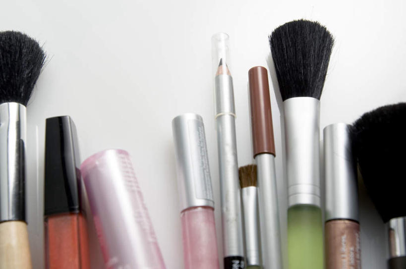 无人,横图,俯视,室内,特写,白天,白色背景,静物,一排,许多,阴影,朦胧,模糊,整齐,反射,影子,唇刷,排列,化妆刷,刷子,摄影,影棚,腮红刷,眼影刷,美容工具,队列,彩妆刷,化妆工具,眉刷,蜜粉刷,彩图,高角度拍摄,影棚拍摄,拍摄