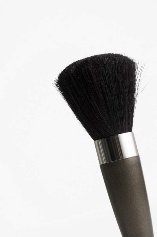 无人,竖图,俯视,室内,特写,白天,白色背景,静物,阴影,朦胧,模糊,反射,影子,一个,化妆刷,刷子,摄影,影棚,单个,腮红刷,美容工具,彩妆刷,化妆工具,彩图,高角度拍摄,影棚拍摄,拍摄