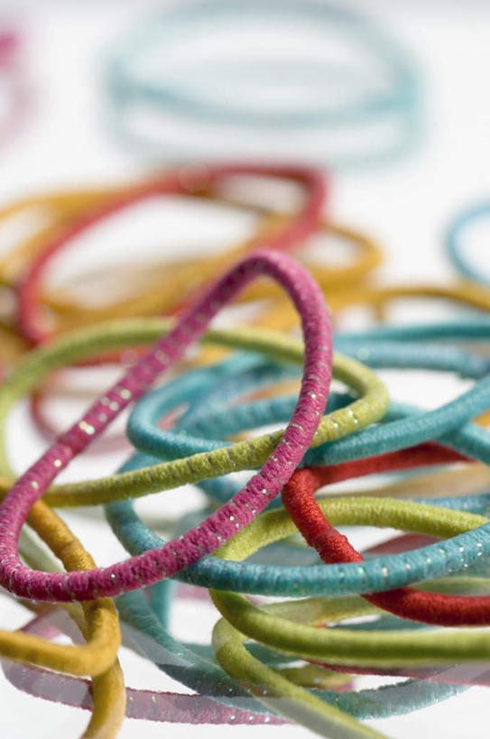 无人,竖图,俯视,彩色,室内,特写,白天,白色背景,静物,一堆,许多,阴影,堆叠,堆积,朦胧,模糊,装饰,反射,头饰,影子,发饰,饰品,摄影,影棚,堆,五颜六色,华丽,修饰,色彩斑斓,点缀,五彩缤纷,头绳,配饰,衬托,美观,雅致,雅观,五彩斑斓,五光十色,彩图,高角度拍摄,影棚拍摄,拍摄,发绳