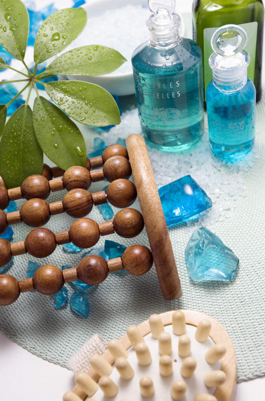 无人,竖图,俯视,室内,特写,白天,白色背景,桌面,桌子,叶子,玻璃,阴影,朦胧,模糊,反射,木制,影子,绿叶,玻璃制品,蓝色,精油,木制品,瓶子,刷子,塑料制品,香薰,嫩叶,塑料瓶,放松,芳香疗法,摄影,影棚,沐浴刷,清洁用具,按摩器,舒心,舒缓,香薰精油,养颜,减压,洗浴用具,香薰疗法,植物精油,叶,叶片,彩图,高角度拍摄,影棚拍摄,拍摄