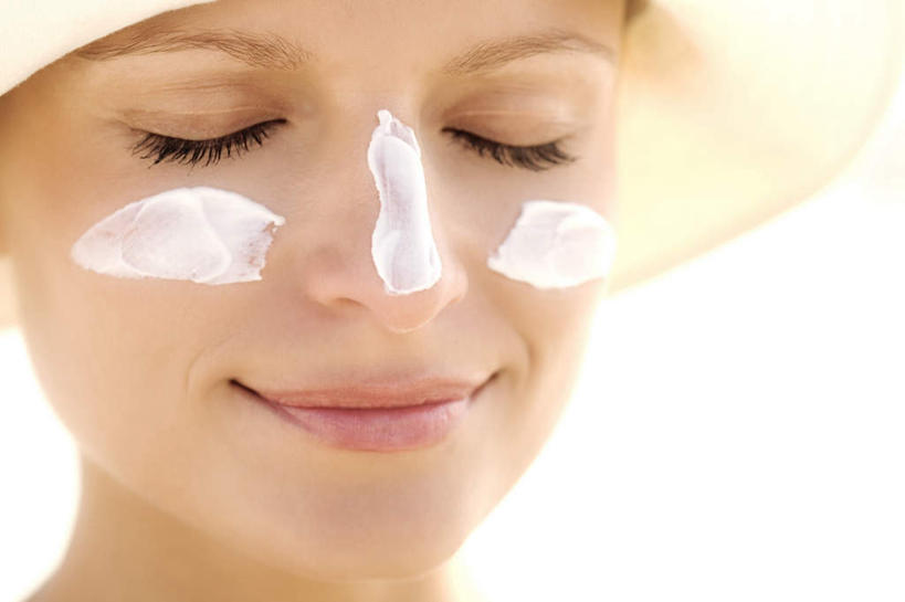 西方人,脸,头,脸颊,脖子,一个人,站,闭眼,笑,微笑,横图,室外,特写,白天,正面,帽子,欧洲,欧洲人,仅一个年轻女性,仅一个女性,仅一个人,阴影,朦胧,模糊,光线,影子,阳光,化妆品,遮阳帽,站着,防晒乳,防晒霜,护肤品,化妆用品,护肤用品,年轻女性,女人,女性,白种人,头部,脖,颈,颈部,脸部,脸蛋,面部,闭眼睛,闭着眼,闭着眼睛,站立,半身,彩图