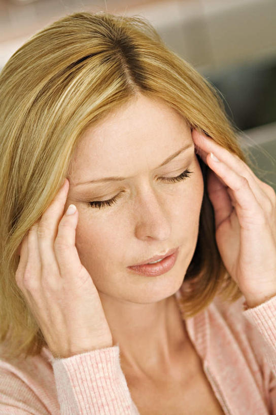 西方人,脸,头,脸颊,手,一个人,闭眼,竖图,室内,特写,白天,正面,按摩,欧洲,欧洲人,双手,仅一个女性,仅一个人,服装,朦胧,模糊,休闲装,肩膀,衣服,仅一个中年女性,享受,休闲,健康,生病,皱眉,手部,休闲服,保健,服饰,指压,抱病,女人,女性,中年女性,白种人,头部,脸部,脸蛋,面部,闭眼睛,闭着眼,闭着眼睛,半身,彩图,推拿