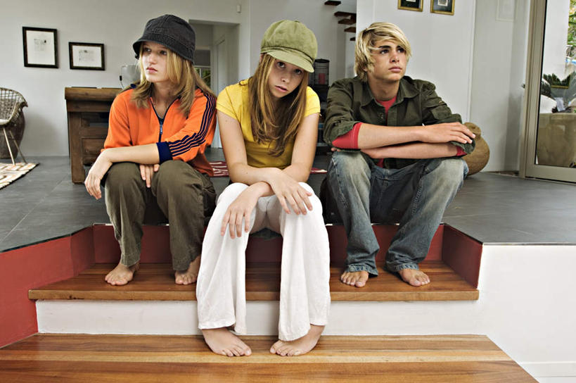 西方人,三个人,伙伴,朋友,坐,横图,室内,白天,正面,爱情,友谊,楼梯,帽子,欧洲,欧洲人,服装,生气,装饰,阶梯,墙,浪漫,注视,休闲装,运动帽,墙壁,墙面,台阶,衣服,观察,看,休闲,温暖,温馨,休闲服,鸭舌帽,恩爱,愤怒,恋人,服饰,观看,争吵,恼怒,华丽,修饰,点缀,和睦,察看,愤慨,怒气,气愤,发怒,关注,怒火,挂画,情绪,脾气,忿怒,怨恨,强烈,衬托,美观,雅致,雅观,气忿,争持,愤恨,肝火,激动,友情,男人,男性,年轻男性,年轻女性,女人,女性,白种人,情侣,辩论,坐着,彩图,全身,伴侣,融洽