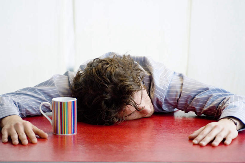 西方人,一个人,闭眼,睡,横图,室内,白天,正面,桌面,桌子,杯子,欧洲,欧洲人,仅一个男性,仅一个人,服装,木制,陶瓷,陶瓷制品,休闲装,仅一个年轻男性,一个,衣服,红色,马克杯,木制品,水杯,趴着,休闲,休闲服,服饰,单个,男人,男性,年轻男性,白种人,闭眼睛,闭着眼,闭着眼睛,困,困觉,趴,寝息,睡觉,半身,彩图