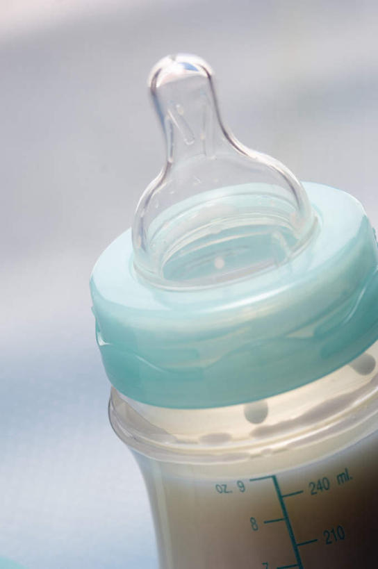 牛奶,无人,竖图,俯视,室内,特写,白天,阴影,朦胧,模糊,反射,奶瓶,影子,饮品,营养,饮料,一个,瓶子,容器,单个,奶嘴,婴儿用品,储藏,一瓶,乳制品,奶,牛乳,储存,安神,彩图,高角度拍摄,贮存