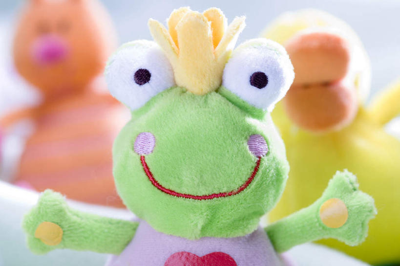 无人,横图,室内,特写,白天,正面,游戏,青蛙,野生动物,静物,皇冠,玩具,三只,阴影,朦胧,模糊,反射,玩偶,影子,玩,娱乐,动物,休闲,可爱,益智,毛绒玩具,活泼,安慰,权威,发泄,高贵,消遣,宣泄,权力,统治,王冠,玩耍,嬉戏,彩图