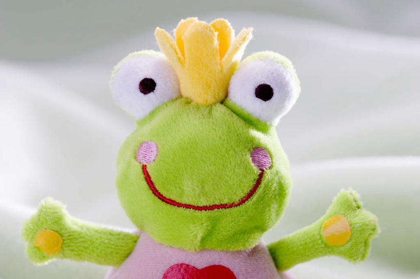 无人,横图,室内,特写,白天,正面,游戏,青蛙,静物,皇冠,玩具,阴影,朦胧,模糊,反射,玩偶,影子,玩,娱乐,一只,休闲,益智,毛绒玩具,安慰,权威,发泄,高贵,消遣,宣泄,权力,统治,王冠,玩耍,嬉戏,彩图