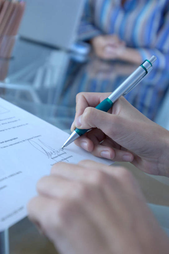 西方人,手,一个人,商务人士,商务女性,竖图,俯视,室内,特写,白天,桌子,欧洲,欧洲人,双手,仅一个年轻女性,仅一个女性,仅一个人,握,套装,朦胧,模糊,笔,办公桌,办公用品,圆珠笔,拿,拿着,文具,学习用品,手部,握着,金融,经济,支票,文具用品,一支,单据,书写,票据,商务装,单子,流通,贸易,工薪阶层,年轻女性,女人,女性,白种人,白领,上班族,半身,彩图,高角度拍摄