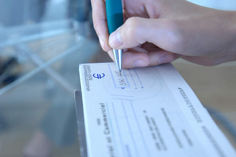 西方人,手,一个人,商务人士,商务女性,横图,俯视,室内,特写,白天,桌子,欧洲,欧洲人,仅一个年轻女性,仅一个女性,仅一个人,握,套装,朦胧,模糊,笔,办公桌,办公用品,圆珠笔,拿,拿着,文具,学习用品,手部,握着,金融,经济,单手,支票,文具用品,一支,单据,书写,票据,商务装,单子,流通,贸易,工薪阶层,年轻女性,女人,女性,白种人,白领,上班族,半身,彩图,高角度拍摄