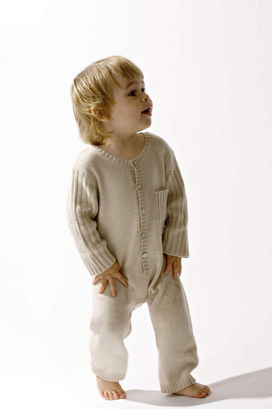 西方人,婴儿,儿童,一个人,站,竖图,室内,白天,白色背景,正面,婴儿服装,纯洁,欧洲,欧洲人,仅一个人,阴影,反射,影子,注视,小孩,观察,看,站着,可爱,活泼,观看,察看,关注,宝宝,纯真,烂漫,无邪,伶俐,天真,白种人,孩子,站立,彩图,全身,婴儿服