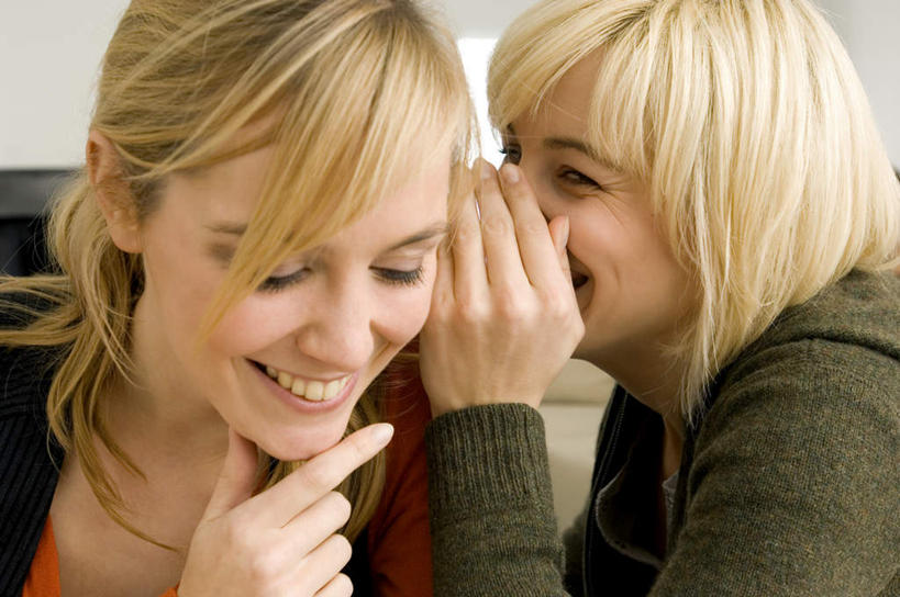 西方人,脸,头,脸颊,手,两个人,伙伴,朋友,笑,说,微笑,露齿笑,横图,室内,特写,白天,正面,讨论,友谊,欧洲,欧洲人,服装,朦胧,模糊,注视,休闲装,肩膀,衣服,观察,看,休闲,手部,休闲服,服饰,观看,察看,关注,私语,耳语,交流,友情,年轻女性,女人,女性,白种人,头部,脸部,脸蛋,面部,沟通,讲话,交谈,商讨,说话,谈话,半身,彩图