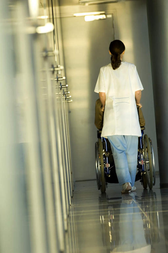 西方人,两个人,医生,病人,医院,走,推,竖图,室内,白天,工作服,制服,欧洲,欧洲人,朦胧,模糊,工具,走道,走廊,过道,背面,轮椅,复健,医护人员,医疗人员,康复,器械,医疗设备,白大褂,病患,医疗器械,残疾,残疾人,医疗工具,伤残,医疗机构,辅助设备,残障,弱势群体,工作制服,男人,男性,年轻男性,年轻女性,女人,女性,白种人,大夫,患者,就医者,步行,散步,走路,彩图,全身,工作套服,病院,诊所