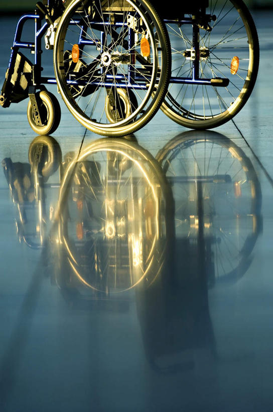 无人,医院,竖图,室内,白天,正面,阴影,反射,瓷砖,地砖,工具,影子,地面,轮椅,复健,康复,器械,医疗设备,医疗器械,医疗工具,医疗机构,辅助设备,彩图,病院,诊所