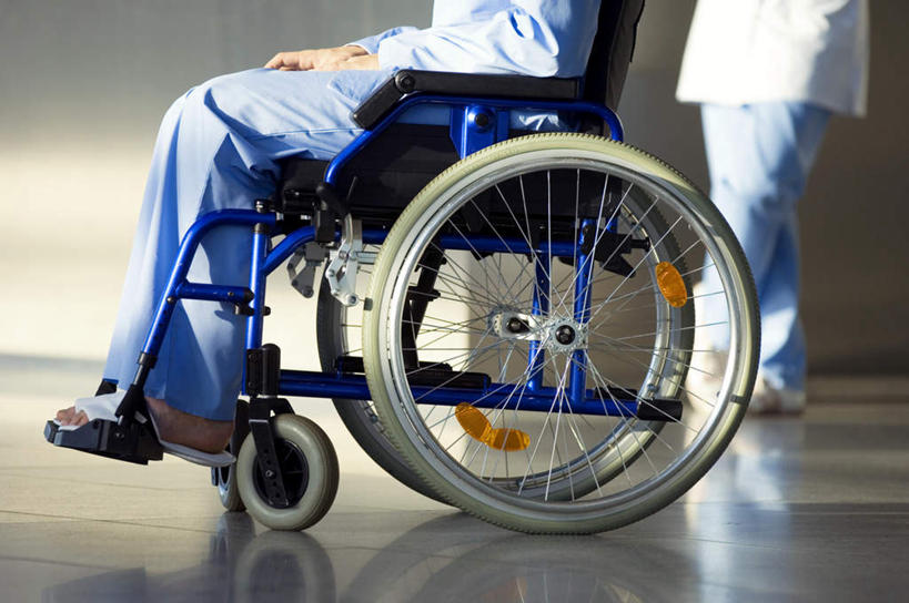 西方人,两个人,医生,病人,医院,站,坐,横图,室内,白天,侧面,工作服,制服,欧洲,欧洲人,阴影,反射,工具,影子,轮椅,复健,站着,医护人员,医疗人员,康复,器械,医疗设备,白大褂,病患,医疗器械,残疾,残疾人,医疗工具,伤残,医疗机构,病号服,辅助设备,残障,弱势群体,工作制服,男人,男性,年轻男性,年轻女性,女人,女性,白种人,大夫,患者,就医者,站立,坐着,半身,彩图,工作套服,病院,诊所