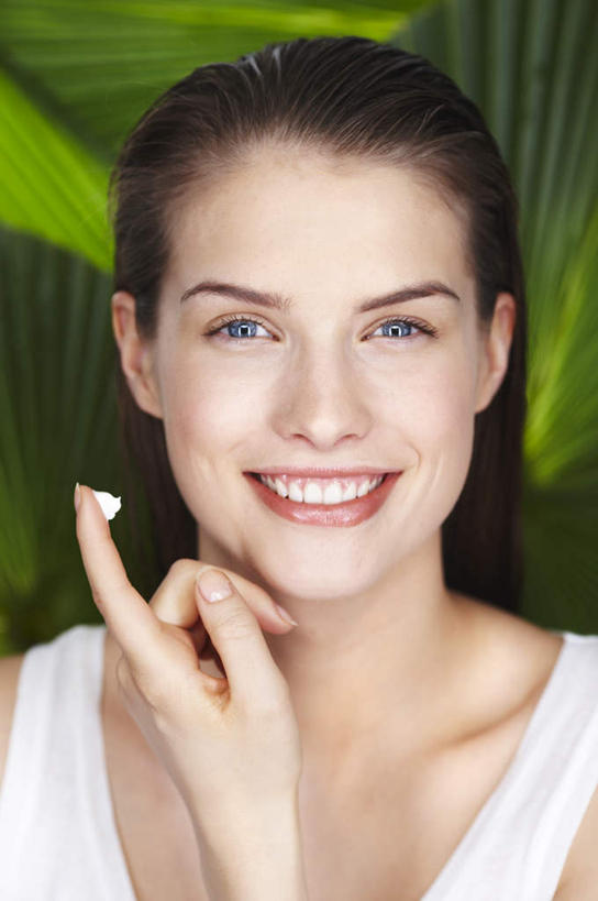 西方人,脸,头,脸颊,脖子,手,一个人,笑,微笑,露齿笑,竖图,室内,特写,白天,正面,欧洲,欧洲人,仅一个年轻女性,仅一个女性,仅一个人,擦,抚摸,服装,注视,休闲装,肩膀,衣服,化妆品,观察,看,休闲,手部,休闲服,擦拭,摄影,服饰,影棚,观看,单手,察看,防晒乳,防晒霜,护肤品,化妆用品,关注,护肤用品,揩擦,拭,年轻女性,女人,女性,白种人,头部,脖,颈,颈部,脸部,脸蛋,面部,半身,彩图,影棚拍摄,拍摄,轻抚