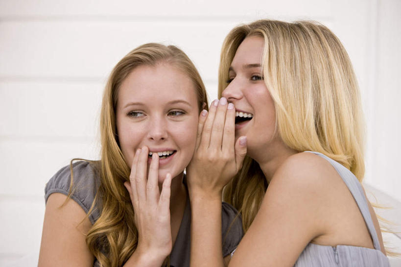 西方人,两个人,伙伴,朋友,站,横图,室内,白天,正面,友谊,欧洲,欧洲人,阴影,服装,反射,影子,墙,注视,休闲装,墙壁,墙面,衣服,白色,观察,看,站着,休闲,休闲服,遮,遮掩,服饰,观看,察看,掩盖,遮挡,关注,私语,密语,耳语,遮盖,掩饰,友情,年轻女性,女人,女性,白种人,站立,半身,彩图