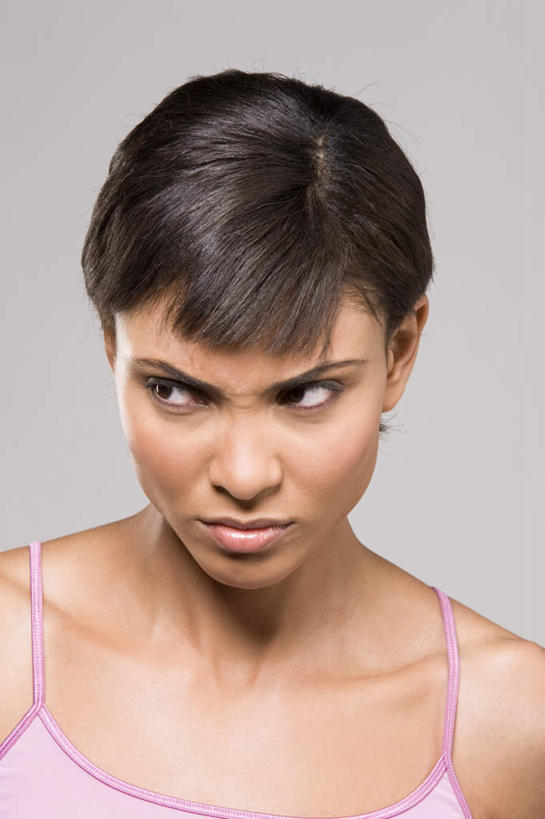 西方人,脸,头,脸颊,头发,一个人,站,竖图,室内,特写,白天,正面,吊带,欧洲,欧洲人,仅一个年轻女性,仅一个女性,仅一个人,阴影,灰色背景,服装,生气,反射,影子,注视,吊带衫,肩膀,衣服,黑色,观察,看,站着,摄影,服饰,影棚,观看,察看,气愤,衣着,穿着,关注,负气,怄气,衣饰,年轻女性,女人,女性,白种人,头部,直发,脸部,脸蛋,面部,站立,半身,彩图,影棚拍摄,拍摄,短发