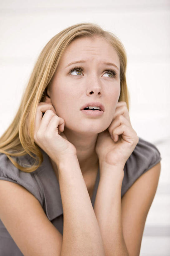 西方人,一个人,摸,竖图,室内,白天,正面,失败,欧洲,欧洲人,仅一个年轻女性,仅一个女性,仅一个人,抚摸,服装,沮丧,注视,休闲装,衣服,观察,看,休闲,难受,休闲服,无奈,服饰,观看,失望,悲伤,察看,伤心,难过,关注,失落,颓废,挫败,受挫,落败,落空,错过,失足,失意,失策,失算,颓丧,衰颓,悲哀,懊丧,颓靡,气馁,丧气,败北,挫折,失利,年轻女性,女人,女性,白种人,触摸,接触,抬头,仰头,半身,彩图