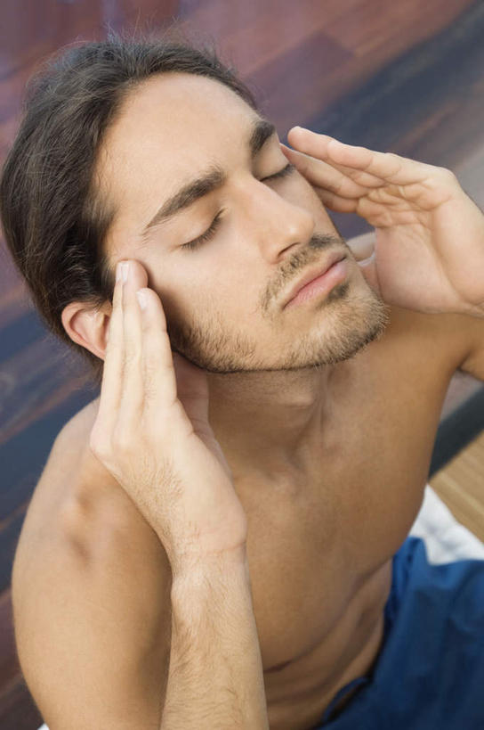 西方人,一个人,坐,闭眼,盘腿,竖图,俯视,室内,白天,按摩,锻炼,瑜伽,运动,欧洲,欧洲人,仅一个男性,仅一个人,瓷砖,地砖,毯子,地面,仅一个年轻男性,瑜伽垫,垫子,享受,健康,保健,养生,瑜伽毯,指压,莲花式,体育,男人,男性,年轻男性,白种人,闭眼睛,闭着眼,闭着眼睛,盘腿而坐,盘膝,盘着腿的,盘着腿坐,双腿交叉,抬头,仰头,坐着,半身,彩图,高角度拍摄,健身,推拿