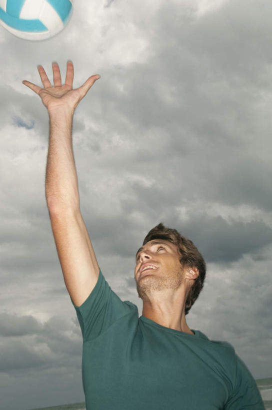 西方人,一个人,站,举,竖图,室外,白天,仰视,锻炼,旅游,度假,运动,排球,欧洲,欧洲人,仅一个男性,仅一个人,服装,乌云,云,阴天,云朵,排球装备,沙滩排球,云彩,注视,休闲装,娱乐,运动器械,仅一个年轻男性,衣服,天空,天,观察,看,托,站着,享受,休闲,休闲服,健身器械,放松,服饰,观看,察看,昏暗,阴沉,关注,室外运动,健身器材,户外运动,沙排,排球运动,男人,男性,年轻男性,白种人,举起,举手,举着,向上举,向上伸,向上托,站立,半身,彩图,低角度拍摄,健身,运动器材